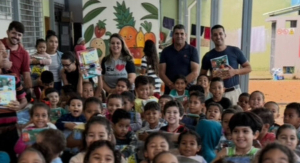 EDUCAÇÃO - 1.700 kits escolares entregues em São Sebastião do Oeste