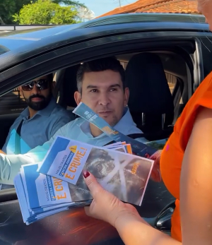 Blitz educativa da campanha Abril Laranja, com foco na conscientização contra os maus-tratos aos animais